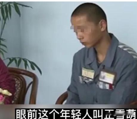2010年，安徽，一位17岁少年放学回家，撞见村霸趴在母亲身上，而父亲正蹲在一边