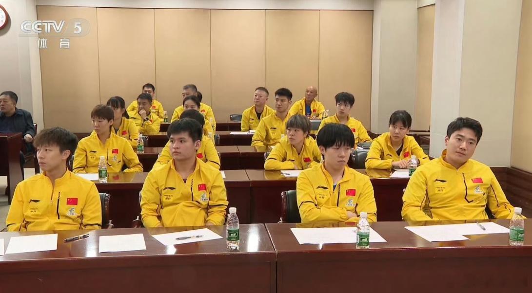 提问：以下哪几张是国乒开会照片​​​