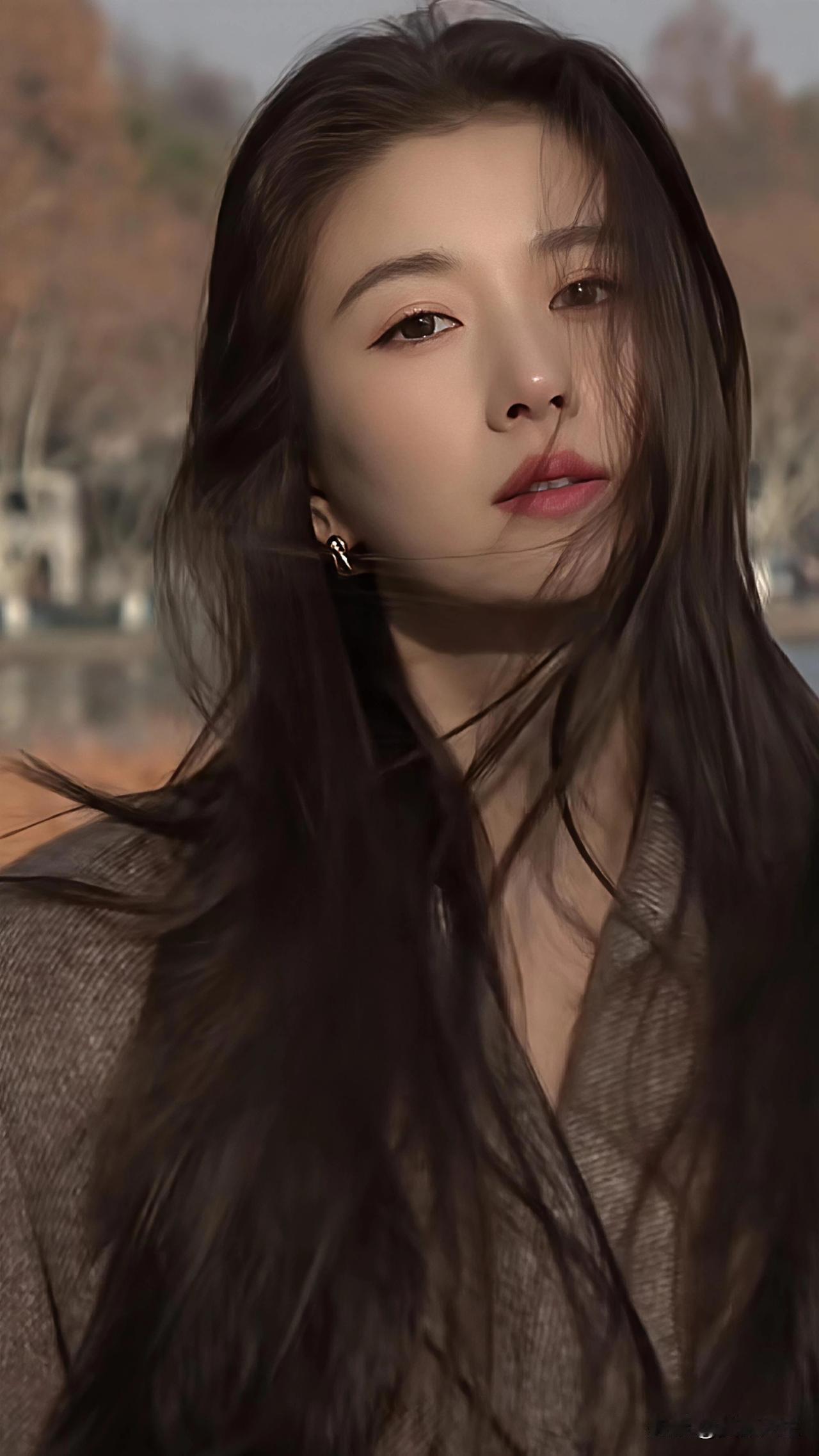 大理的风，洱海的光，和谢之遥的家。捧着玫瑰，在有风小院的阁楼里，接住温柔的风。