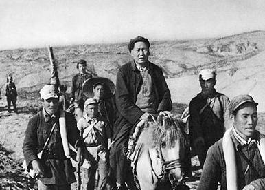 1947年，毛泽东和任弼时发生激烈争吵，没有一个人敢上去劝说，但周恩来却走过去，