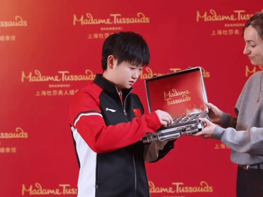 孙颖莎蜡像入驻上海杜莎好可爱期待孙颖莎