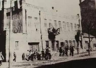 1937年，地下党员张宗伟被捕，期间，妻子就在人群中，看到丈夫要被日军带走，妻子