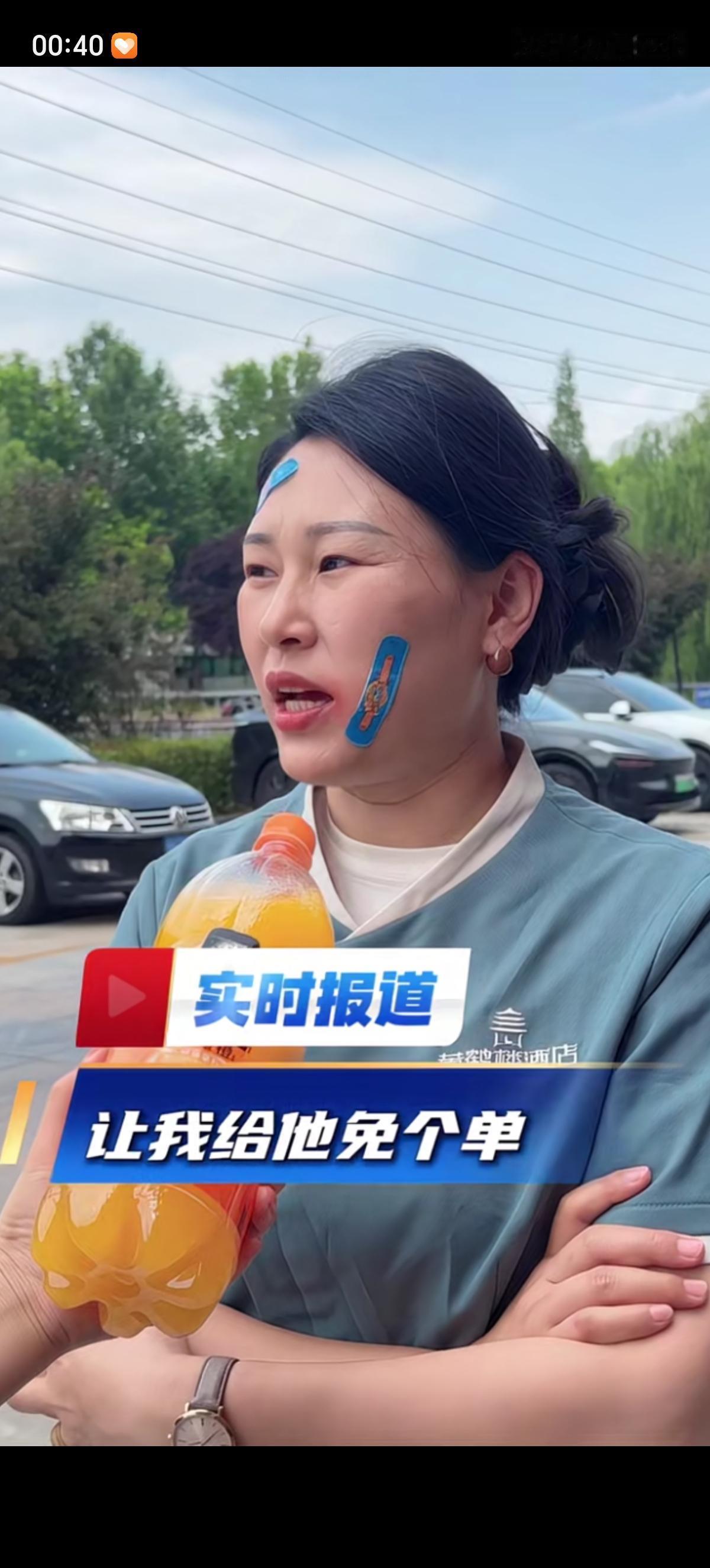 女子讲述了自己当服务员一个月拿到2万3千元收入的事。她道：“就是有个客人喝多了，