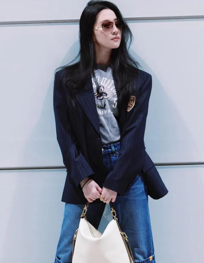 救命！刘亦菲这状态也太绝了吧！一件西装配牛仔裤，直接把高级感拉满！减龄又时髦