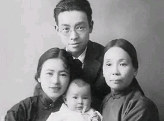 1903年，30岁梁启超和17岁王桂荃行房，两人大汗淋漓，次日梁启超却说：“我提