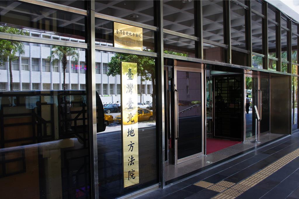 柯文哲一案判决结果如下：柯文哲因相关罪行被判处有期徒刑17年，同时褫夺公权6年