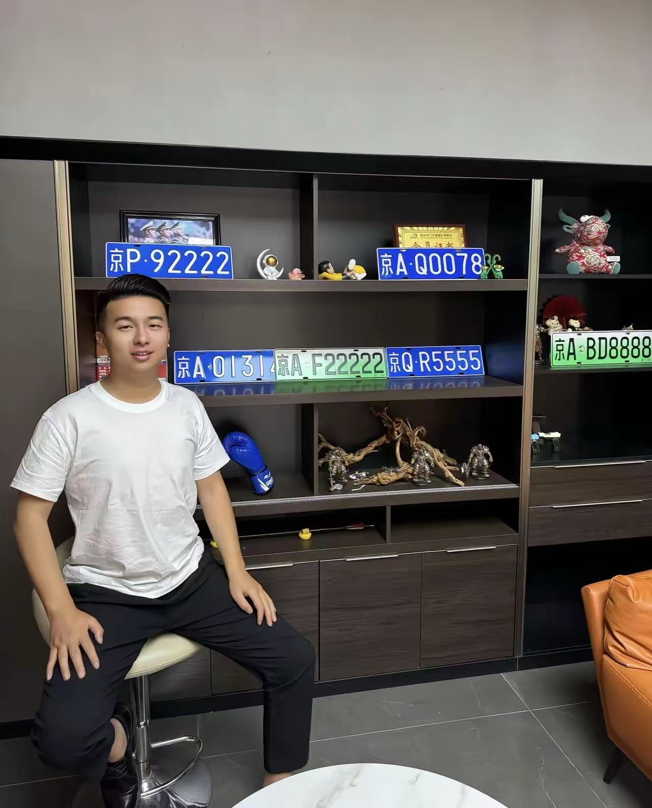 原来车牌是放在柜子里展示的啊