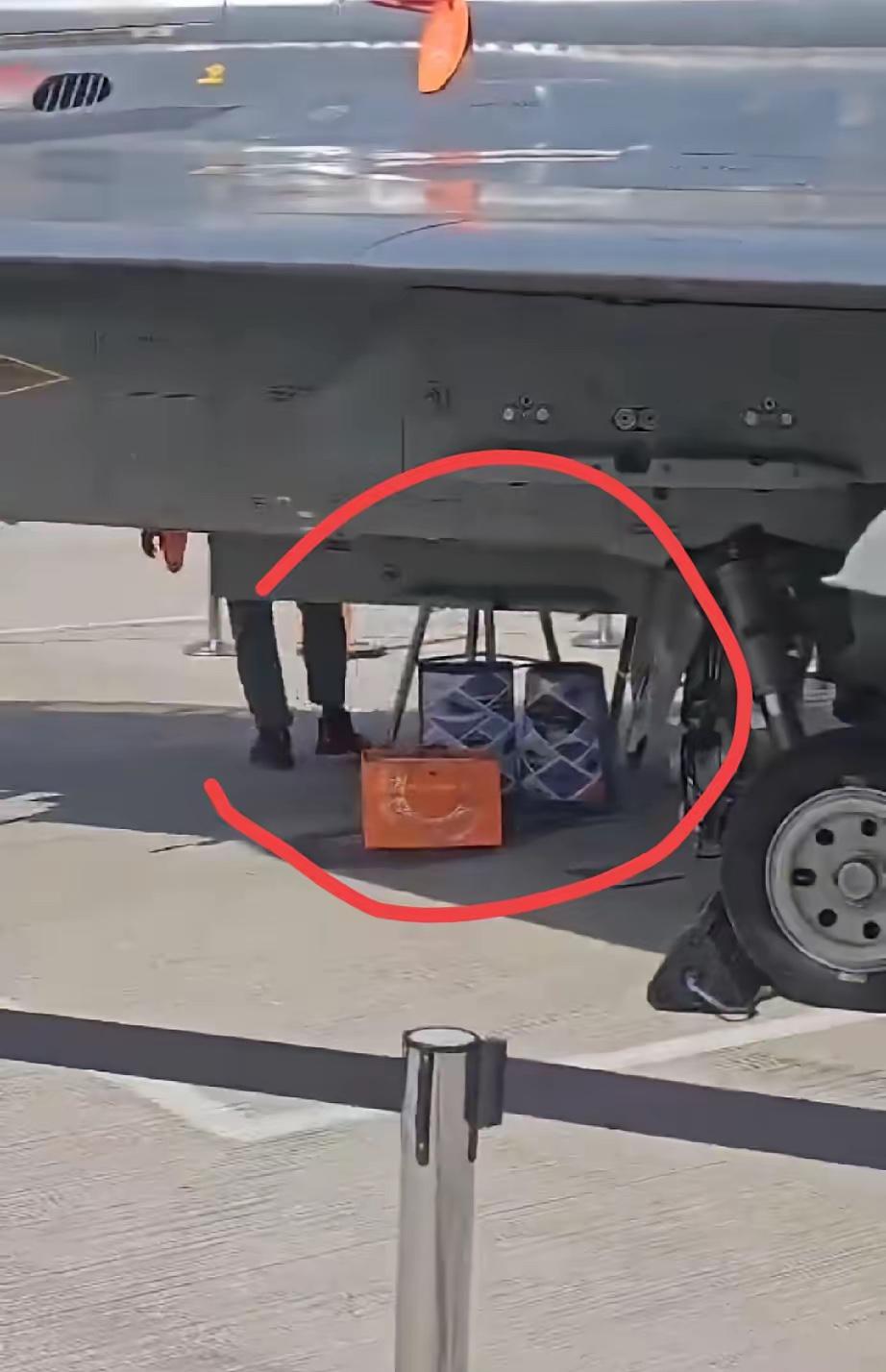 丢人丢到国外了！​印度“光辉”战机国外参展时机身漏油，遭媒体嘲笑是被JF-17