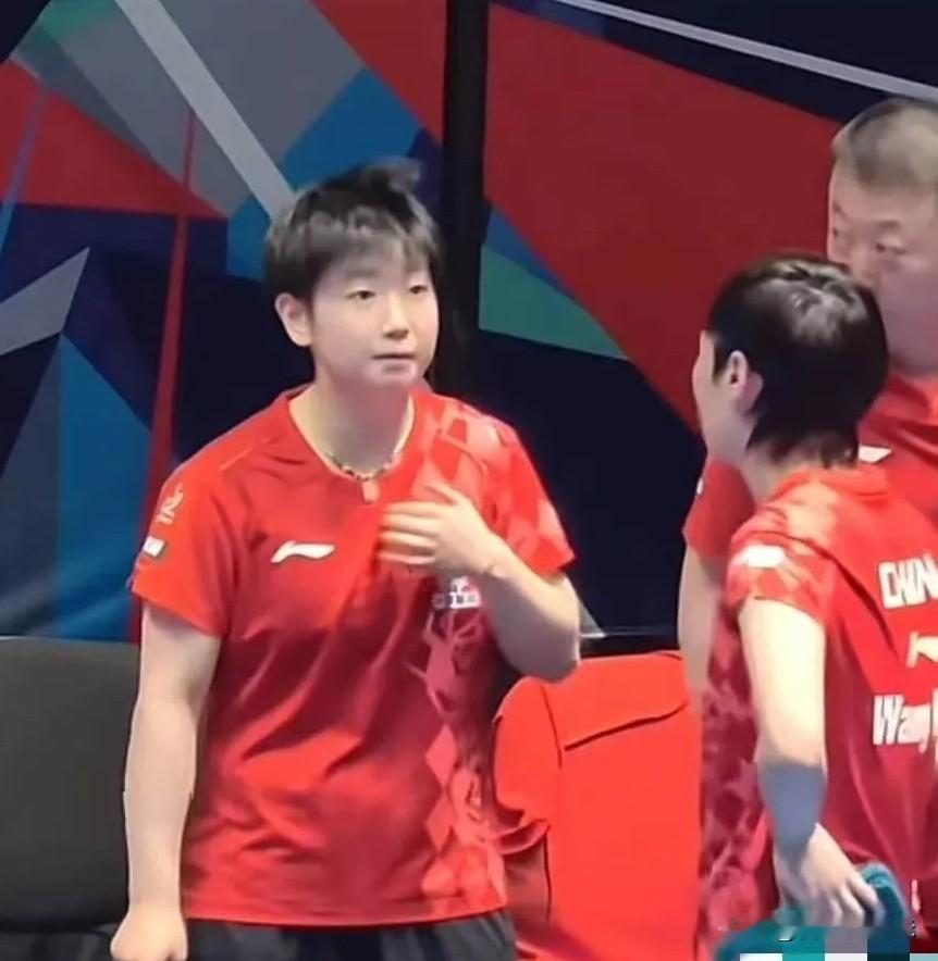 王曼昱决胜盘手心全是汗，孙颖莎走过来，没一句安慰，对着球台直白拆解战术。隔着屏幕