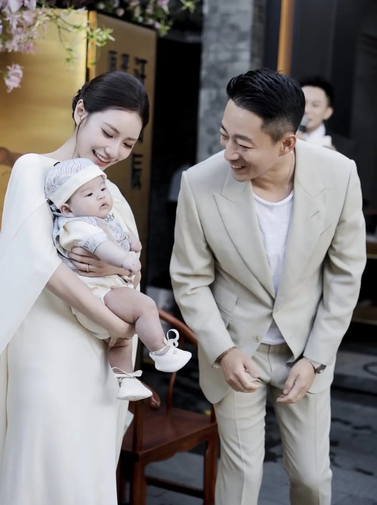汪小菲晒出儿子百日宴，爸妈都到场，三代同堂，好温馨！不得不说，这汪小菲的爸爸，真