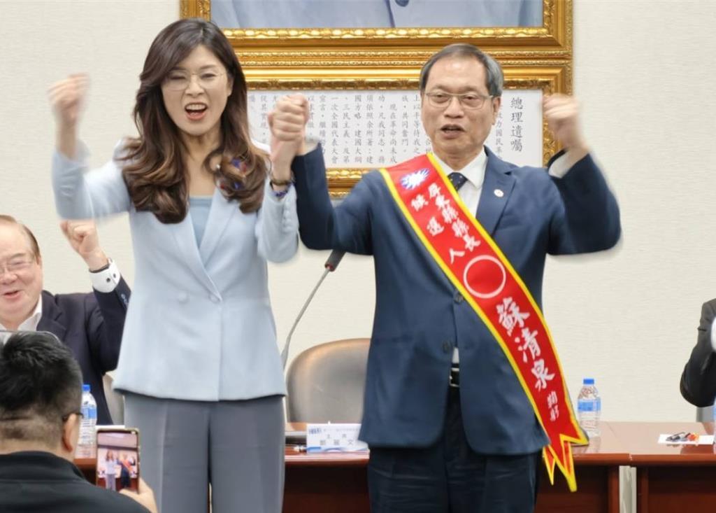 国民党中常会24日通过首波提名，屏东县长人选如外界预期，正式征召苏清泉参选屏东县