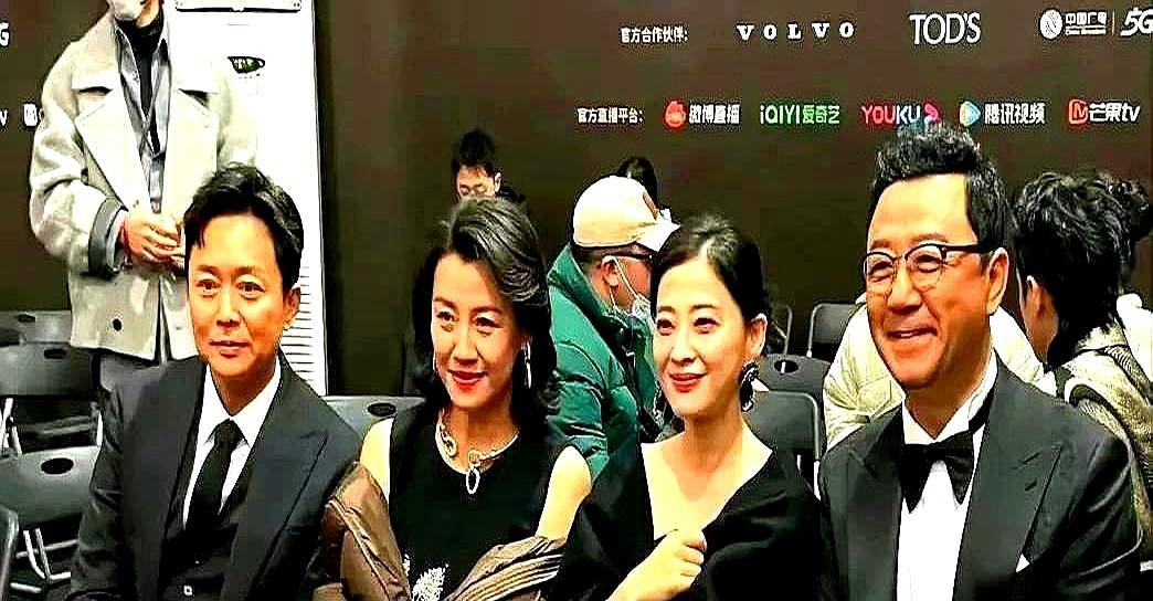 她零片酬跑来砸场子，一个眼神让全场演员不敢喘气。导演都忘了喊停。那老太太佝