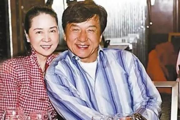 1999年，吴绮莉找到成龙：“我怀孕了，孩子是你的。”成龙说：“给你一个亿，把孩