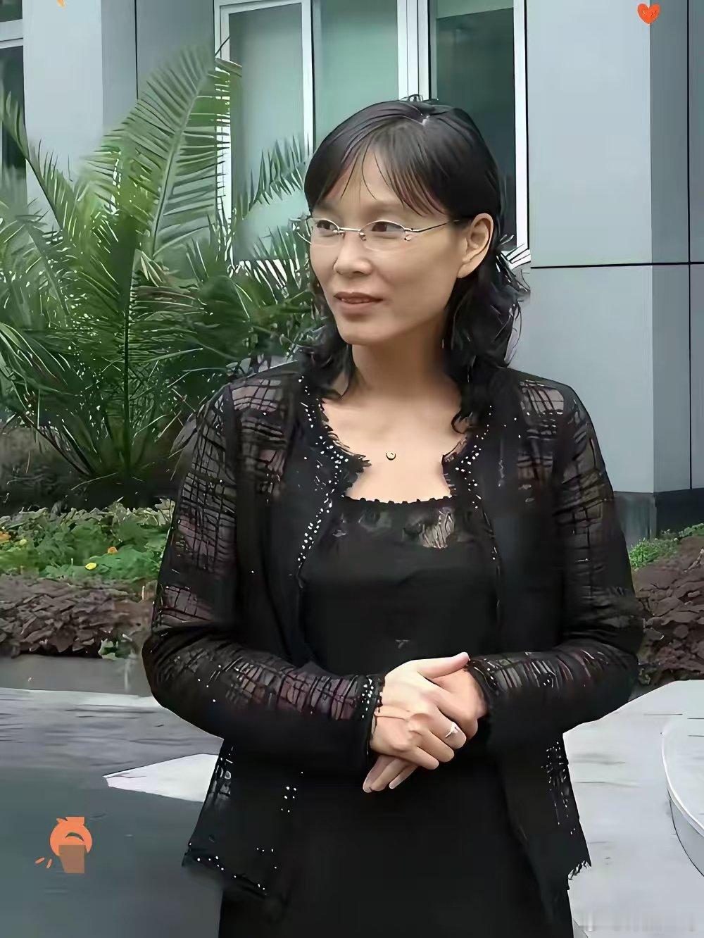 杜建英这事儿，说出来都让人膈应！明知道人家有老婆孩子，还往上凑，生下俩孩子，这操