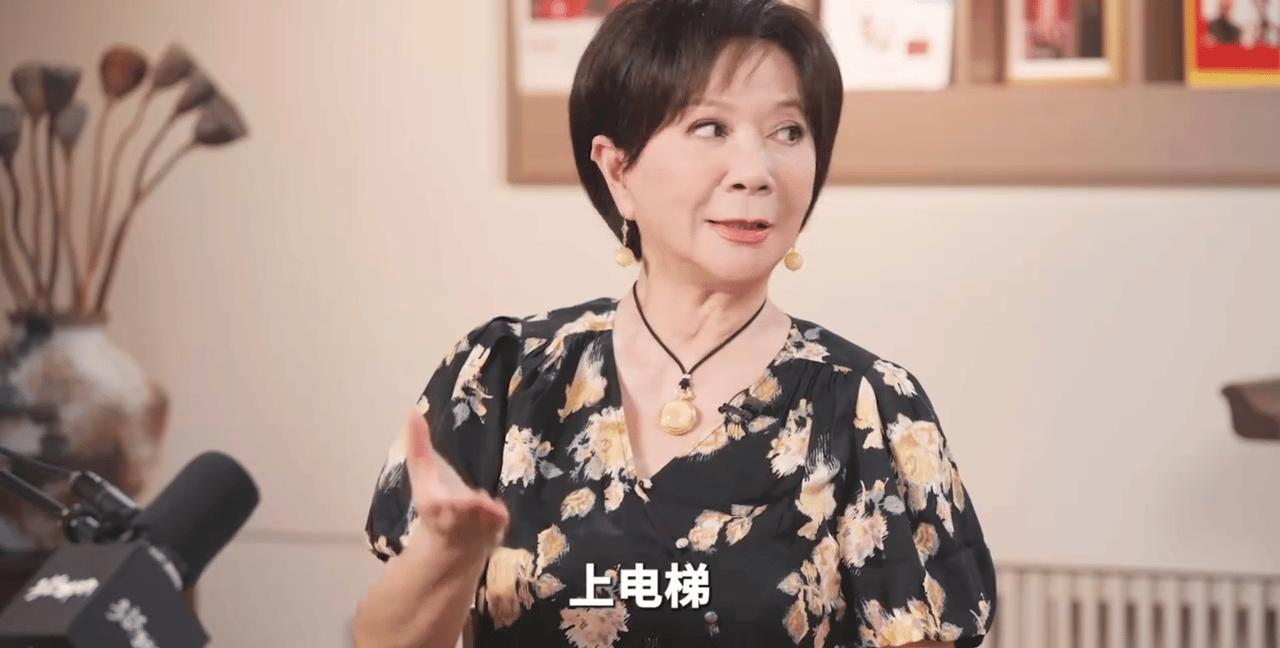 蔡明说自己五年前坐电梯时，进来了一个小胖矮的，她当场就“摆前辈谱”：“你也不不跟