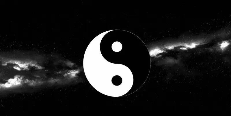 《易经》被誉为“中华文化的源头活水”，其精华众多。核心思想上，强调阴阳辩证与动态