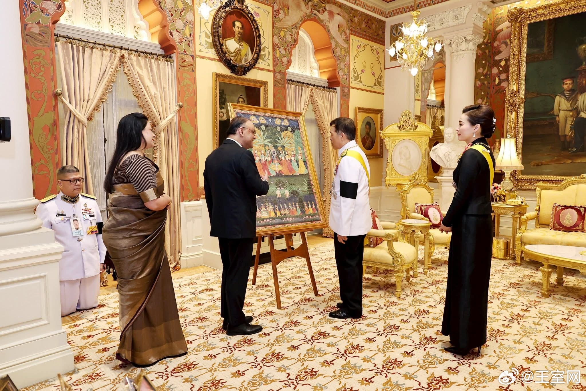 泰国王室🇹🇭4月6日，哇集拉隆功国王和苏提达王后接见印度现任驻泰国大使Na