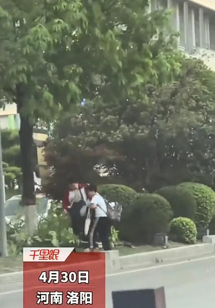 我敢保证这三个孩子的未来必定光明！4月30日，河南洛阳一位车主发视频称，自己在等