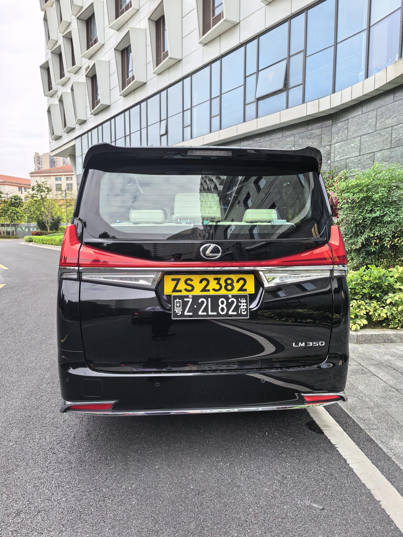 这样的车牌很少见，哪位网友能解读一下：1、第一个车牌：上面是黄底黑字，前面两