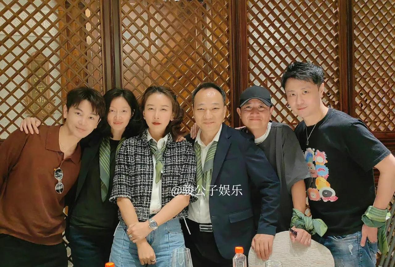 #文章中戏同学聚会#日前，文章参加了中央戏剧学院的同窗聚会，与孙坚、毛俊杰、沈