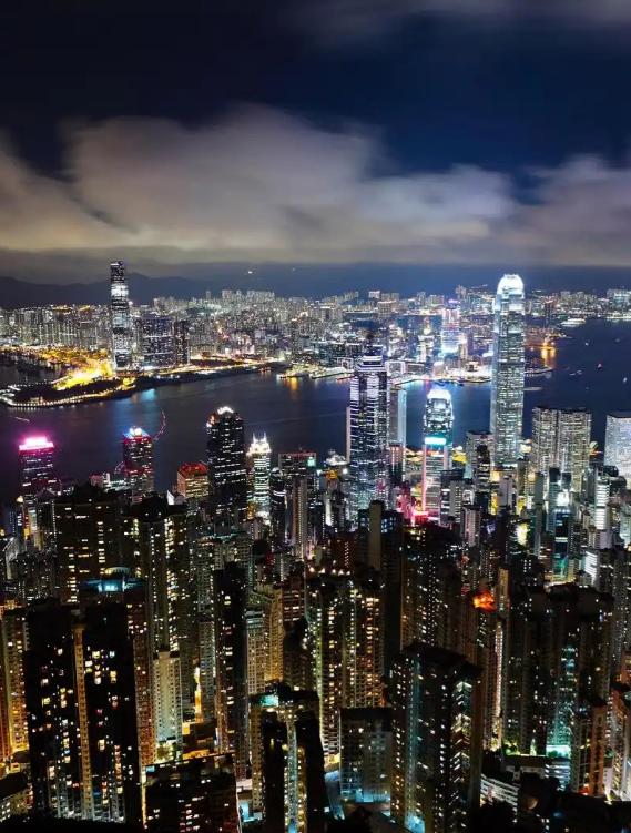 香港凭什么财政独立？说白了，香港政府不靠中央财政拨款，也不需要地方债融资，甚至不