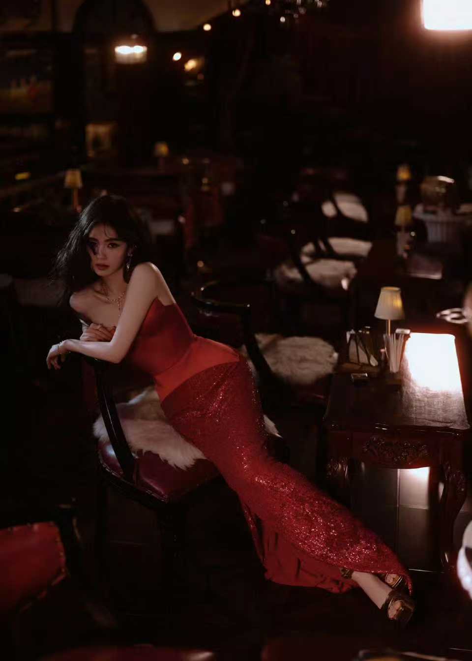 白鹿白鹿红钻鱼尾裙白鹿微博之夜出发图超级好看的红钻鱼尾裙啊！！！白鹿A字腰红钻鱼