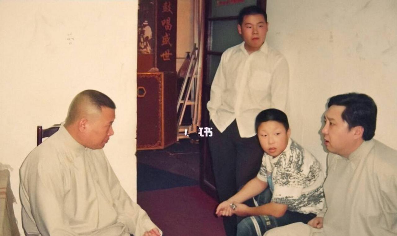 德云社后台罕见照片你见过几张？1，老郭31岁时和岳岳、烧饼在后台；彼时的岳岳还