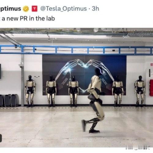 马斯克炸场！擎天柱4秒跑步视频疯传，2万美元就能买？12月3日马斯克在社交