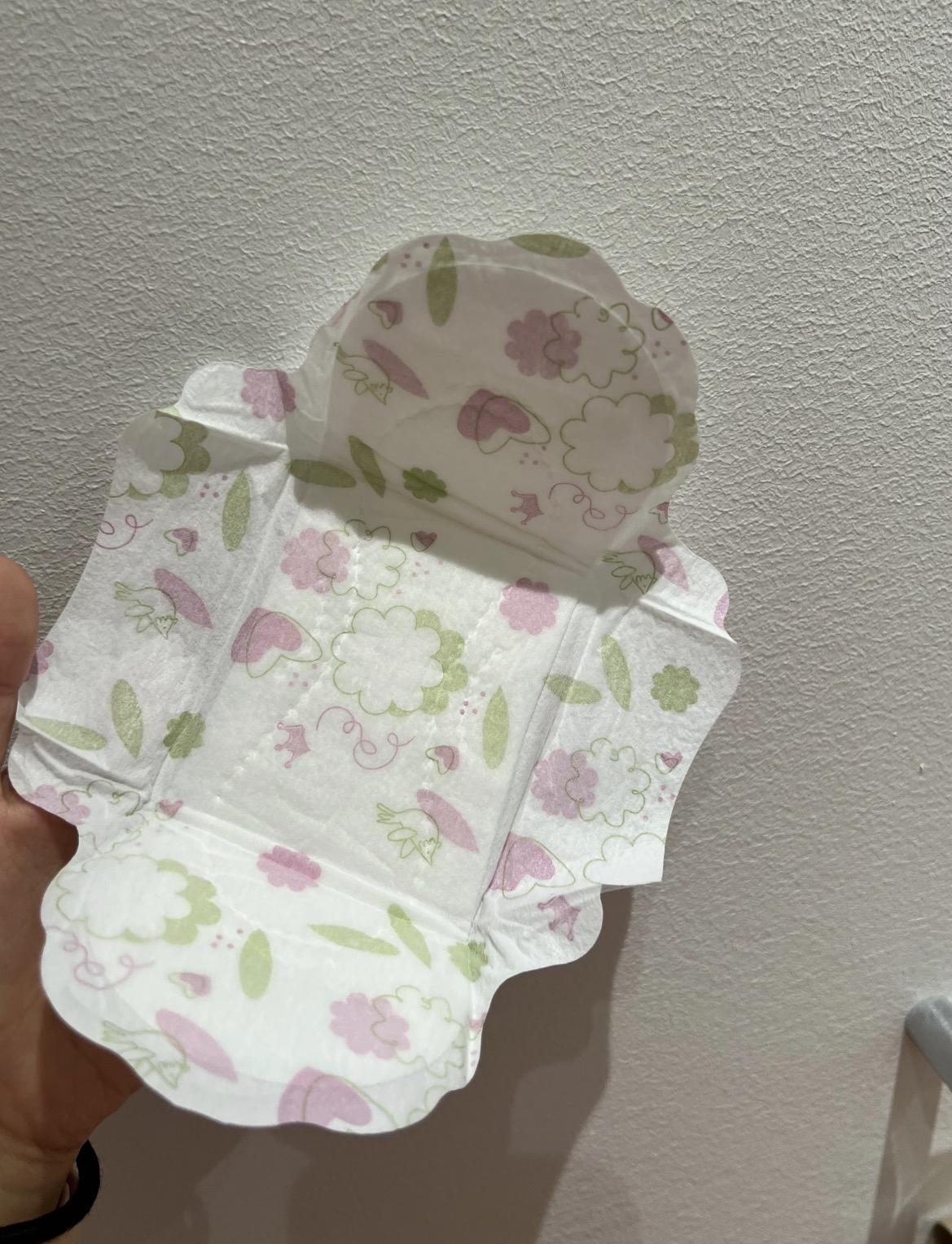 今天来例假上班忘带，跟同事借了一片，拆开瞬间有点意外，上面居然还有精致的刺绣印花