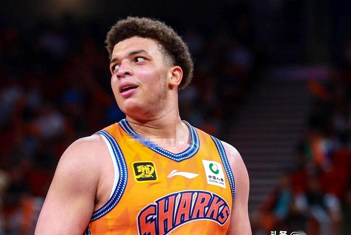 上海男篮的板凳席，气氛比冰点还冷。主教练卢伟，当着所有人的面，对着自家MVP外