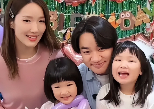 王祖蓝回香港了上海房子卖了女儿转学了他现在管着二百多个艺人，不是退圈，也不是糊