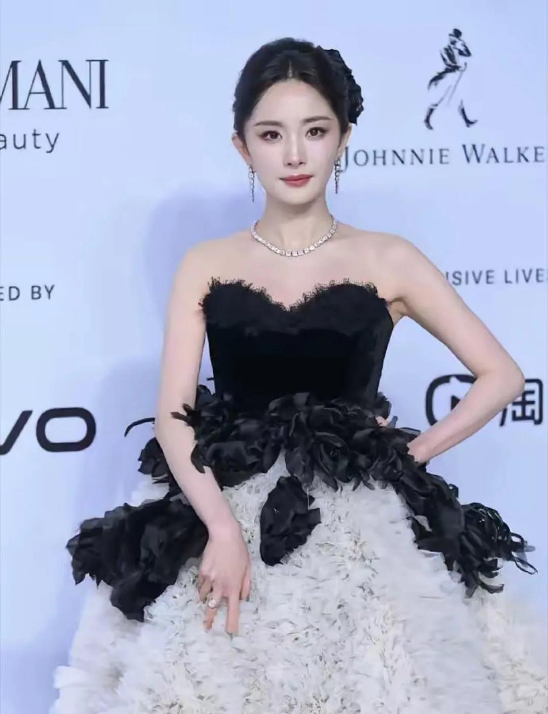 谁懂啊！杨幂这张生图直接封神，美貌暴击程度拉满，一整个狠狠心动，反复欣赏根本