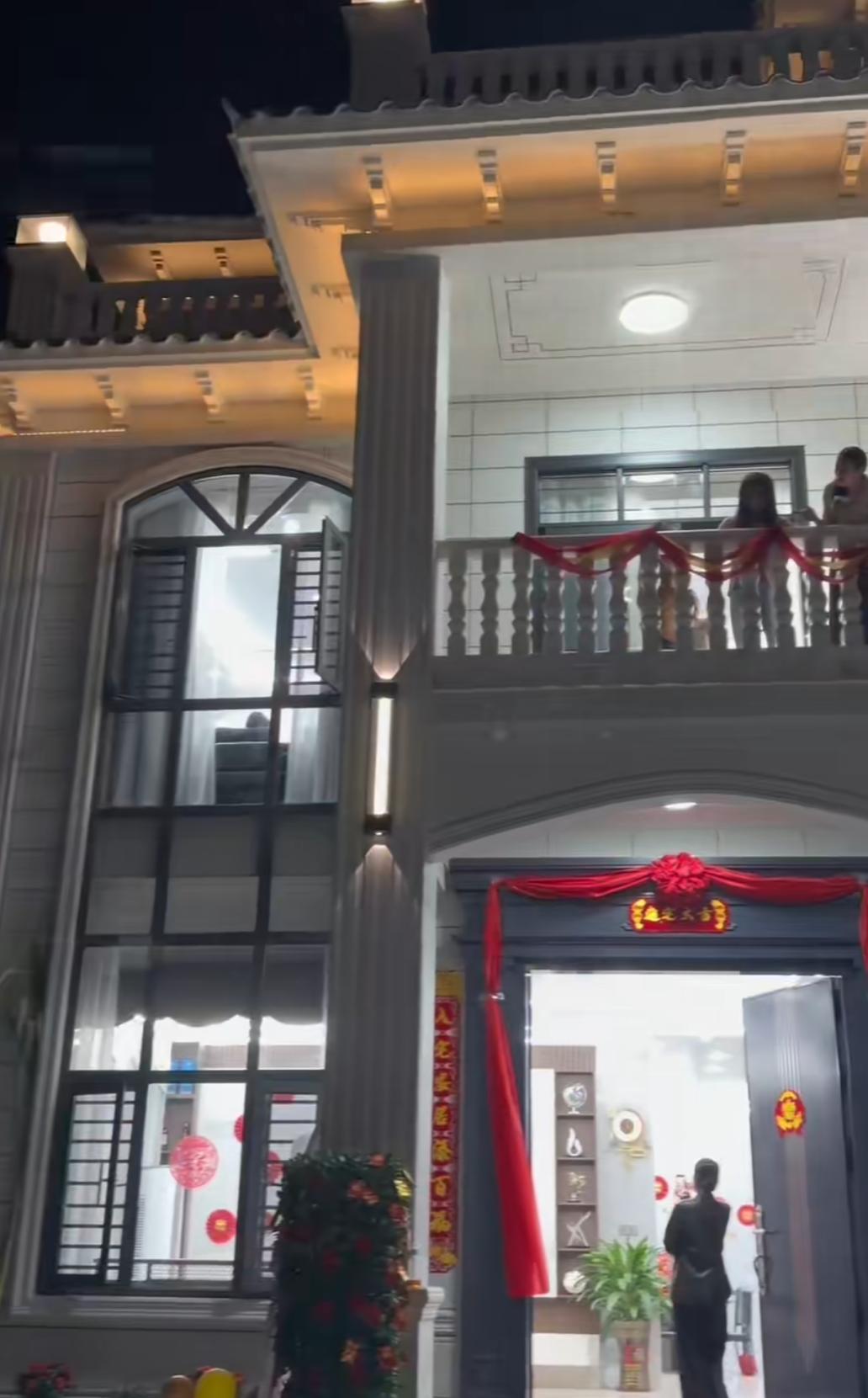 “我没有嫌弃你是农村人，你却惦记着在我200万的房子上加名？”---我叫小芳