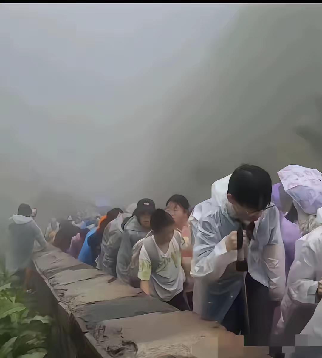 泰山下雨，去泰山玩的游客就遭罪了，很多人只能睡在厕所，竟然还没位置。很多人觉得