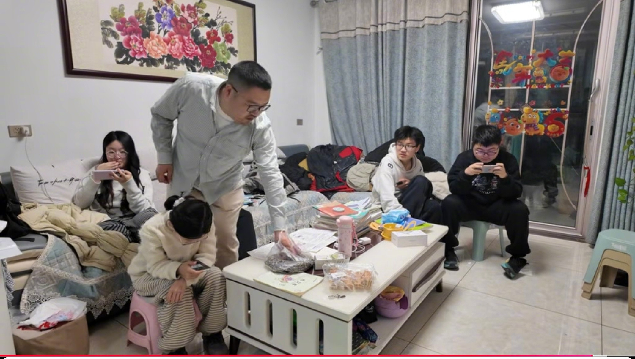 油管上看到一个评论过千的高流量视频，就是一个深圳打工仔回河南老家过年，没有一句对