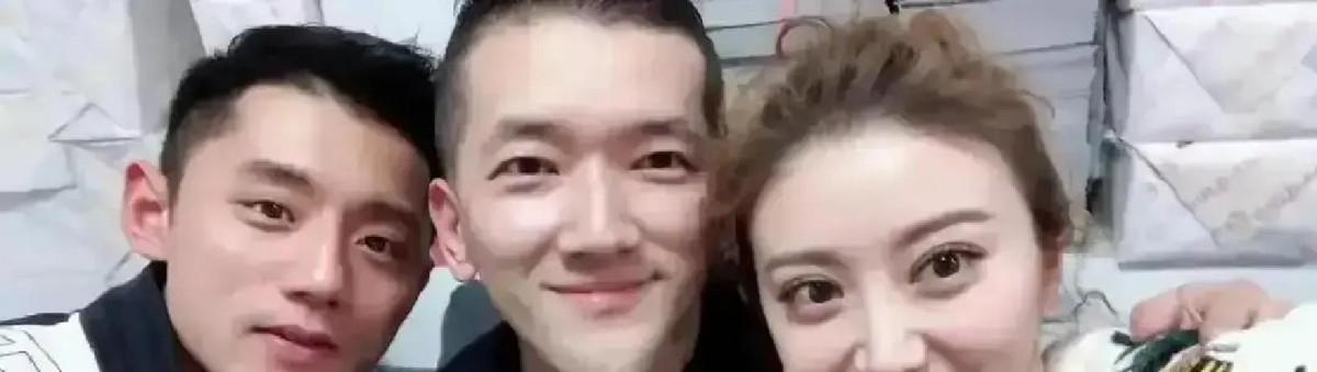 当着正牌男友的面，被别的男人搂着肩膀比剪刀手，还笑得一脸灿烂，换作哪个男人在场能