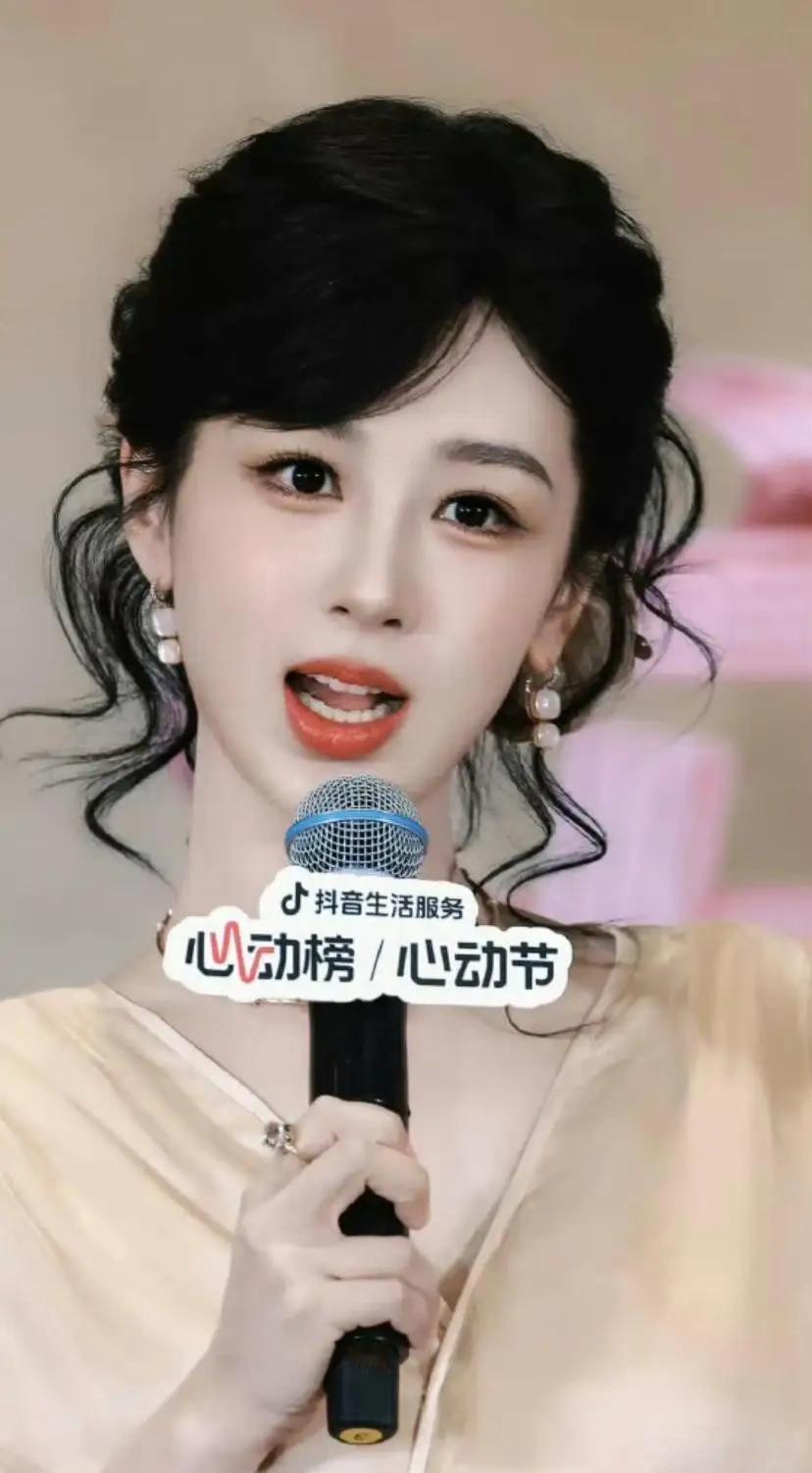 和小时候那张脸差距越来越大了。快要认不出来了。更美了吗？