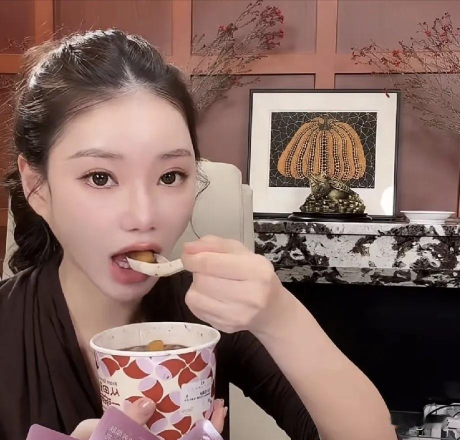 马筱梅今晚开播她说这个月会多开播几次，因为她二月份就要休息了。她一边吃八宝粥，