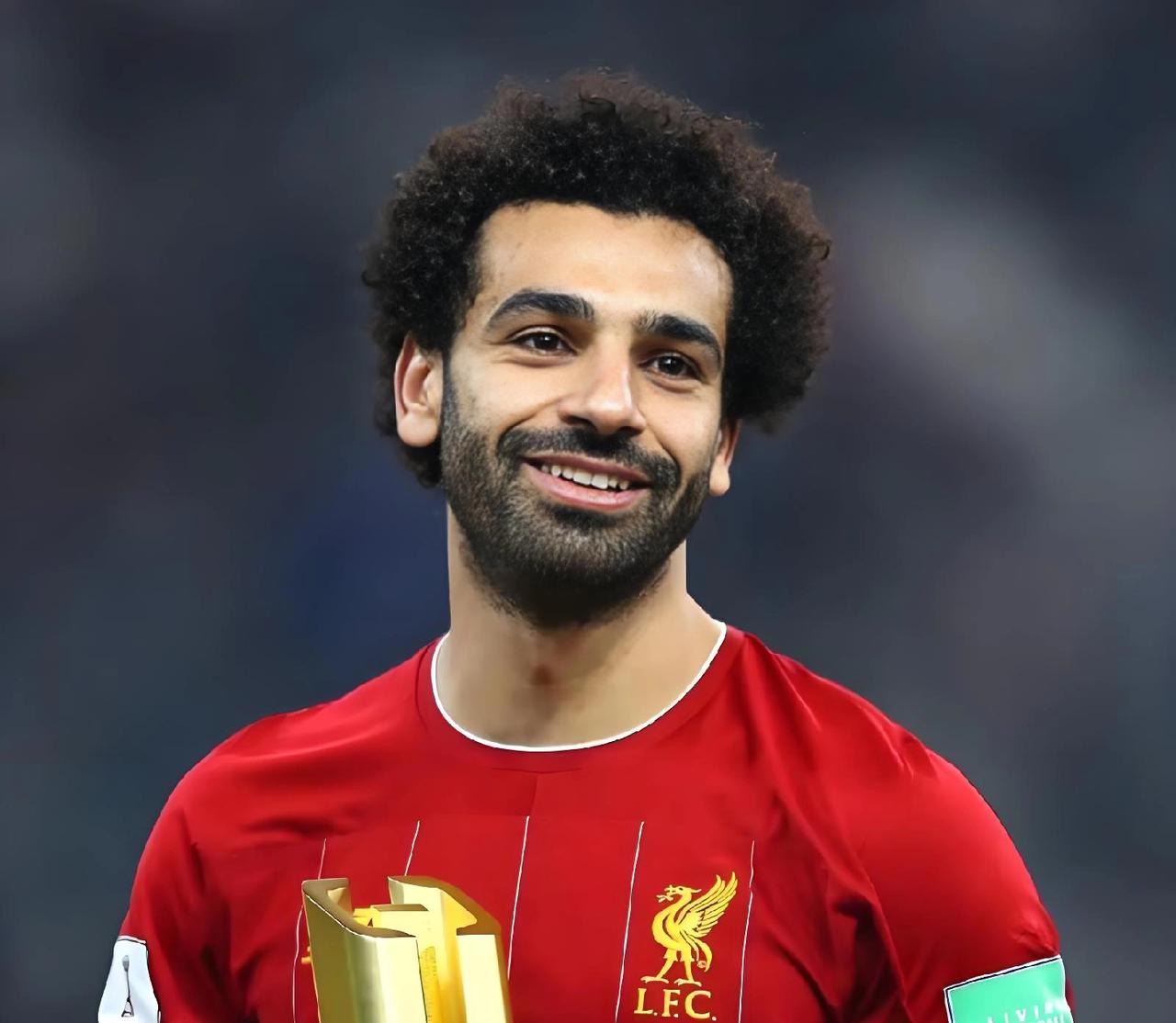 都说萨拉赫状态差，说实话他再差也是队内右边锋唯一的首发人选，不上他，上谁？基耶萨