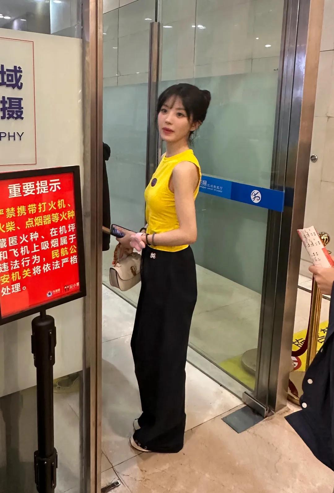 机场偶遇田曦薇这颜值身材真的绝了啊好明艳的长相呀给人一眼就是大美女的感觉