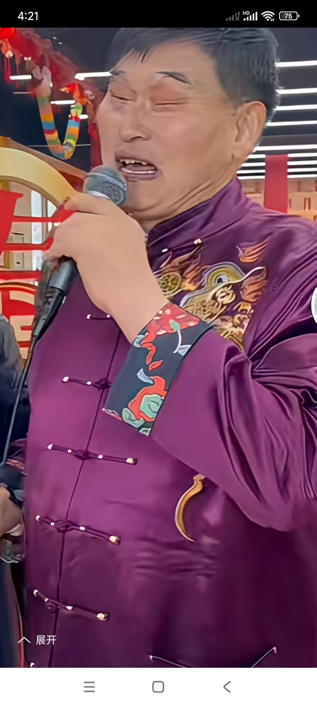 大衣哥朱之文现在是真胖，眼睛都有点睁不开了，但是却没影响他的人气。火了这15