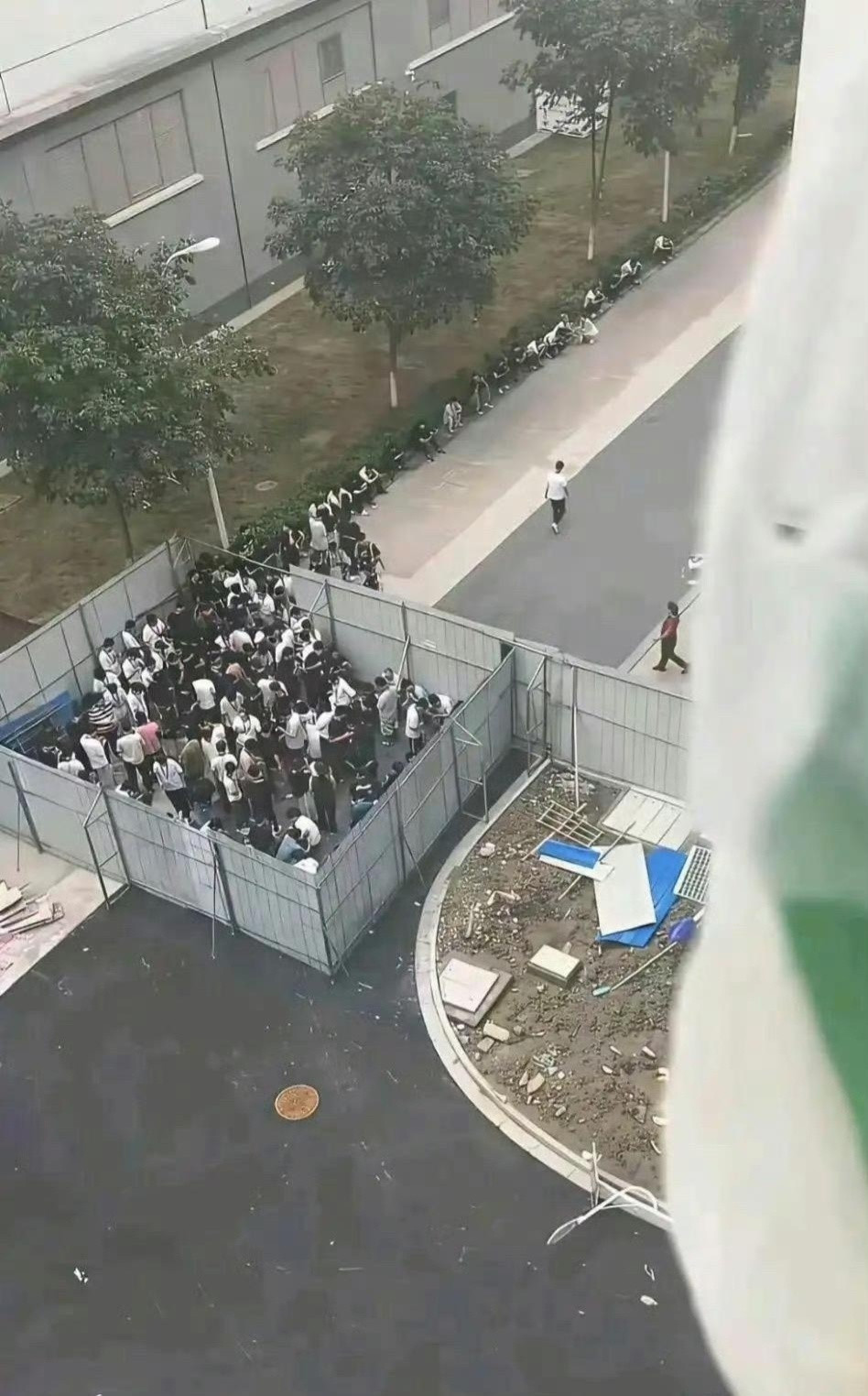工厂吸烟区的一幕，感觉有点侮辱人
