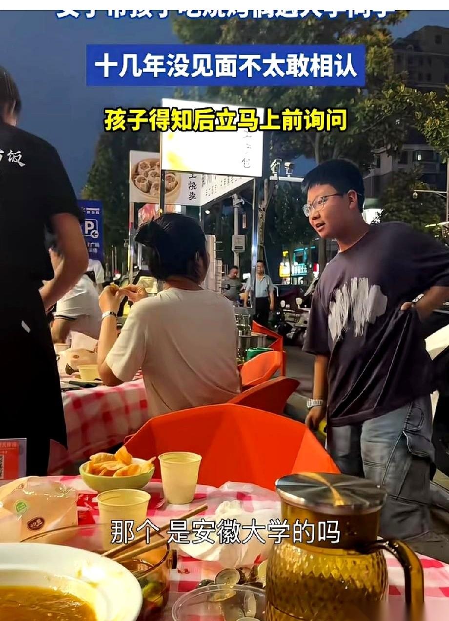 山东烟台，烧烤摊的烟火气里，一个女人死死盯着邻桌。看了足足十几分钟，手里的塑料