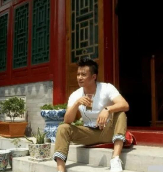 2004年，于波拿出260万元，在北京内城买下两座破旧四合院。 一套在雍和宫
