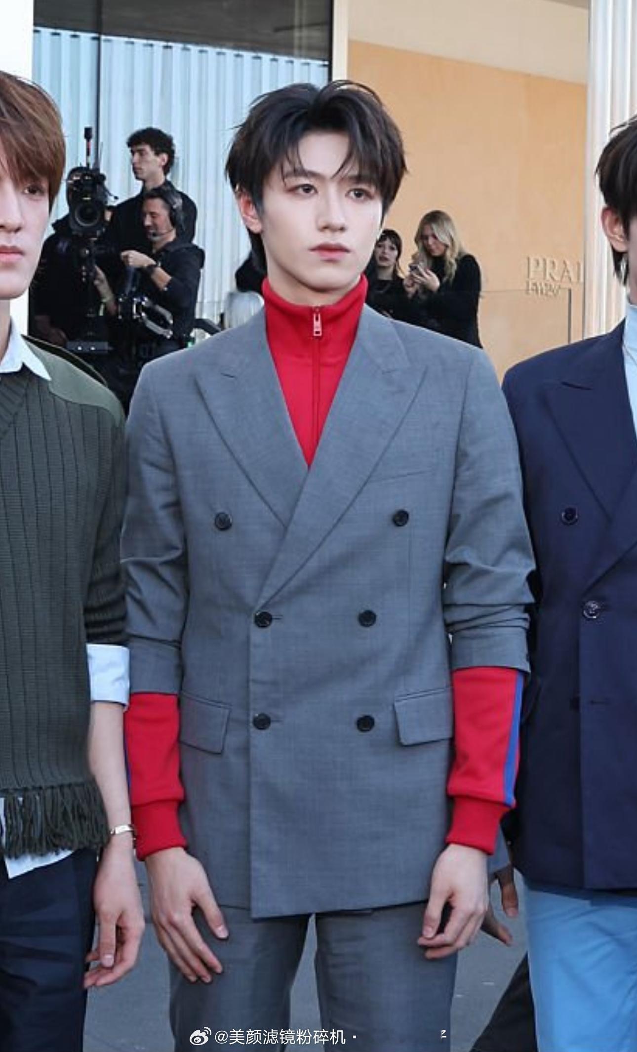 TOP登陆少年组合朱志鑫、张泽禹、张极、左航、苏新皓今日米兰时装周prada大秀