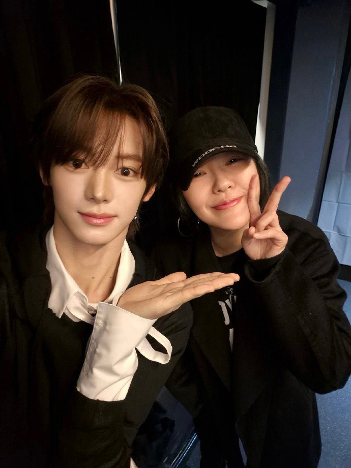 社交平台上出现韩振分享的与小S的合照，背景疑似活动后台，小S戴着鸭舌帽保