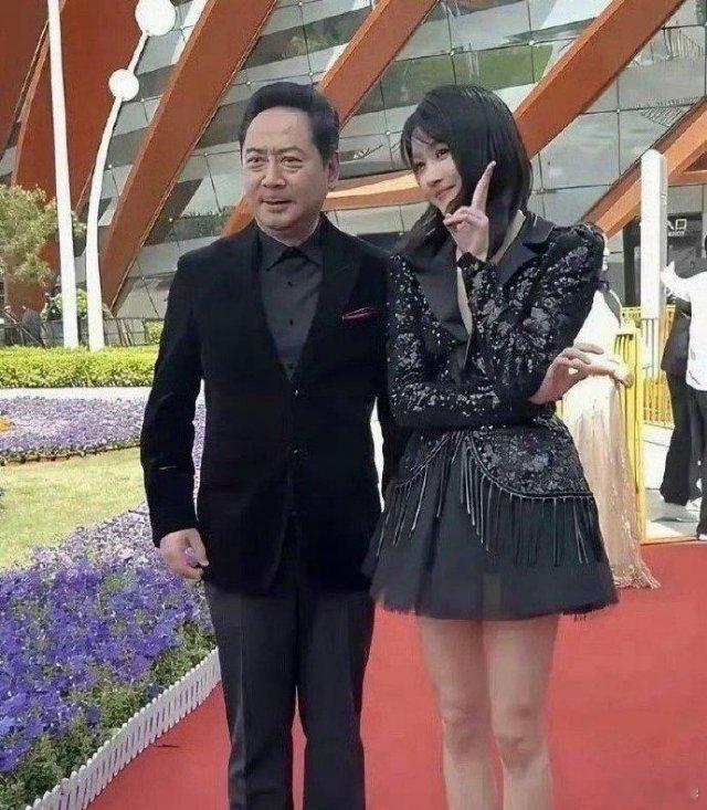 关晓彤估计这下头都大了，这是躲好还是不躲好啊