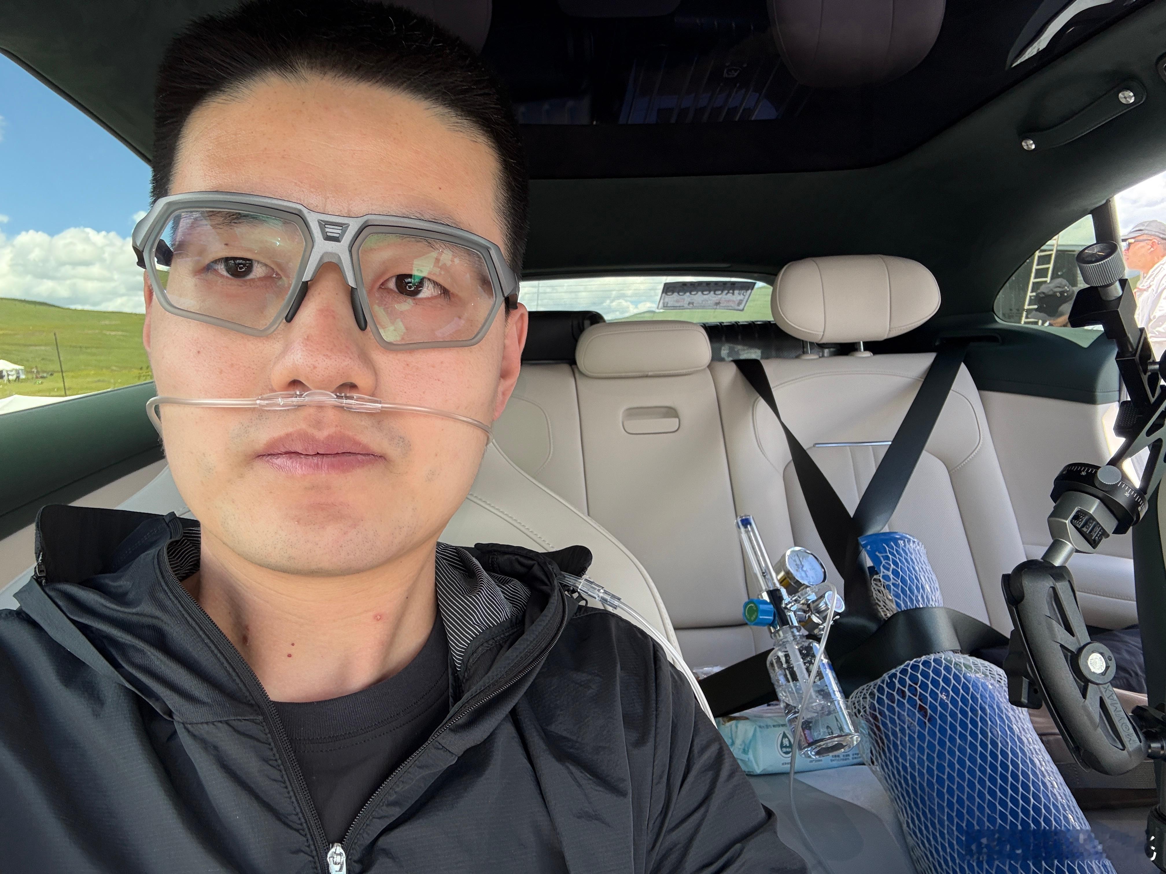 带的氧气瓶立大功，吸上氧气舒服多了[加油]​​​
