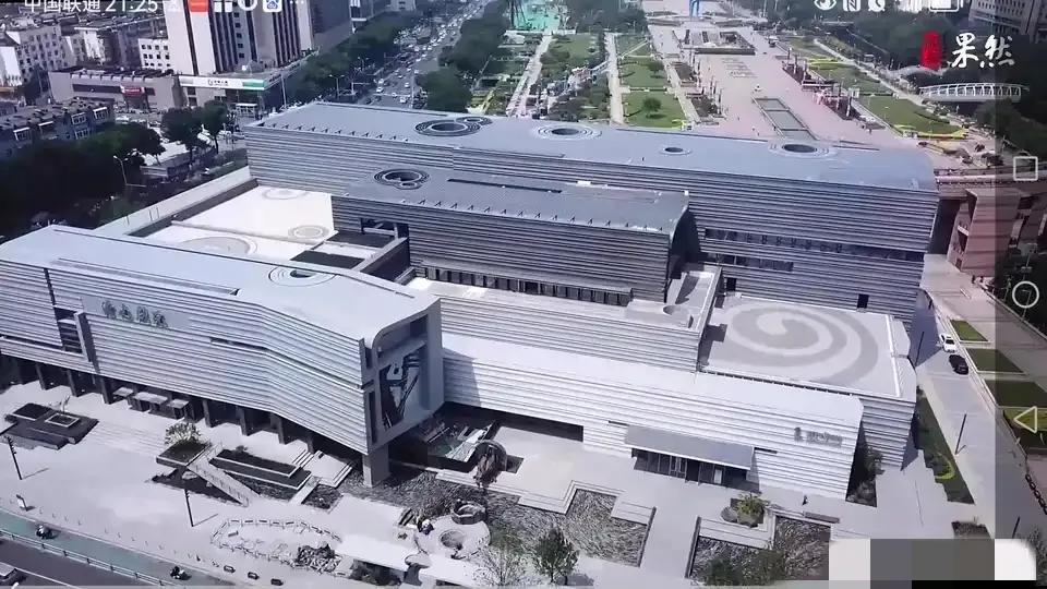 泉城广场旁边的济南剧院和韩美林艺术馆，到现在依然认为是规划失败，这建筑挡住了泉城