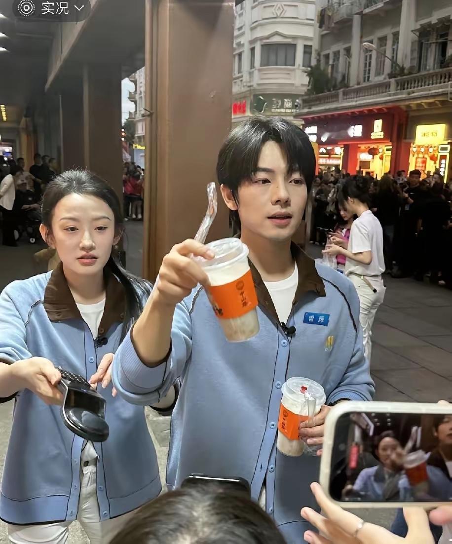 在厦门偶遇过曾辉、韩雨桐，观感很一般。样貌身材都是普通水准，想了三天也没懂他